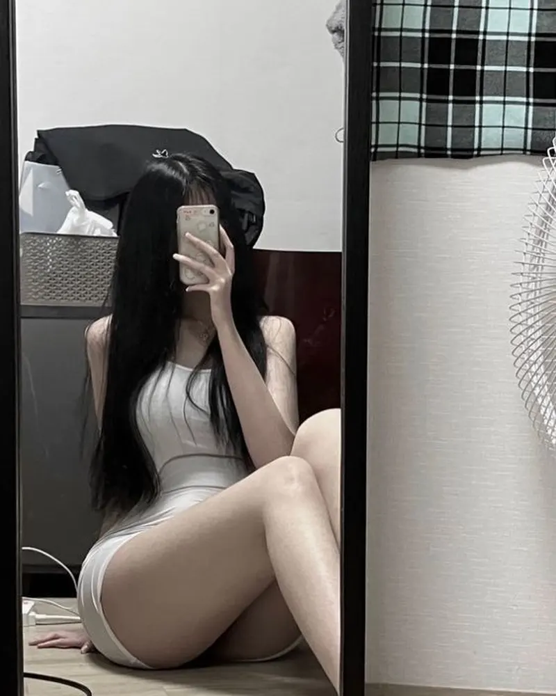 Hình ảnh gái xinh che mặt trước gương đầy nghệ thuật Hình ảnh gái xinh che mặt trước gương đầy nghệ thuật