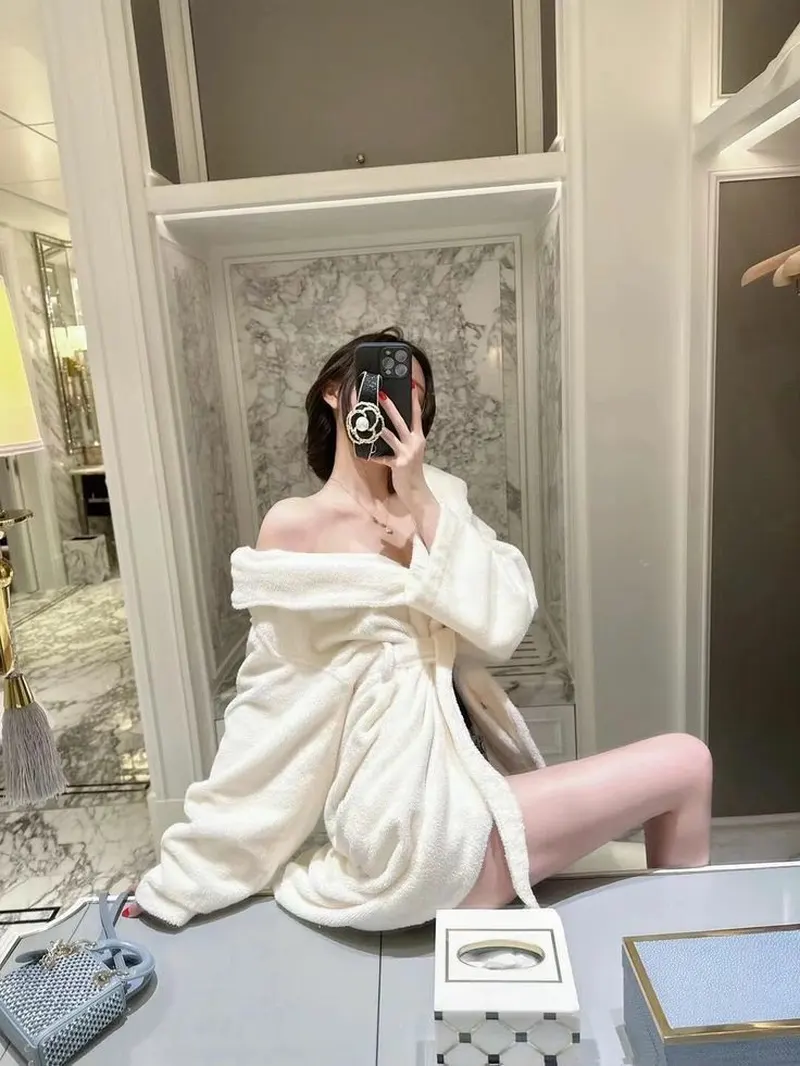 Gái xinh cute chụp gương che mặt mang vẻ tự nhiên, cuốn hút Gái xinh cute chụp gương che mặt mang vẻ tự nhiên, cuốn hút