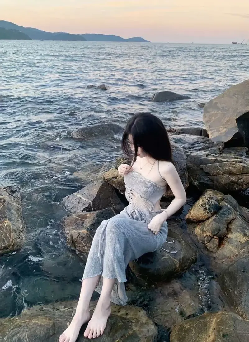 Hình ảnh đi biển của gái xinh cute che mặt thật tươi mới Hình ảnh đi biển của gái xinh cute che mặt thật tươi mới
