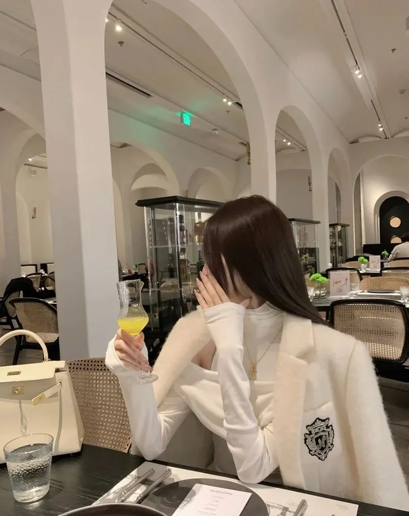 Hình ảnh con gái ngầu che mặt đầy tự tin và ấn tượng Hình ảnh con gái ngầu che mặt đầy tự tin và ấn tượng