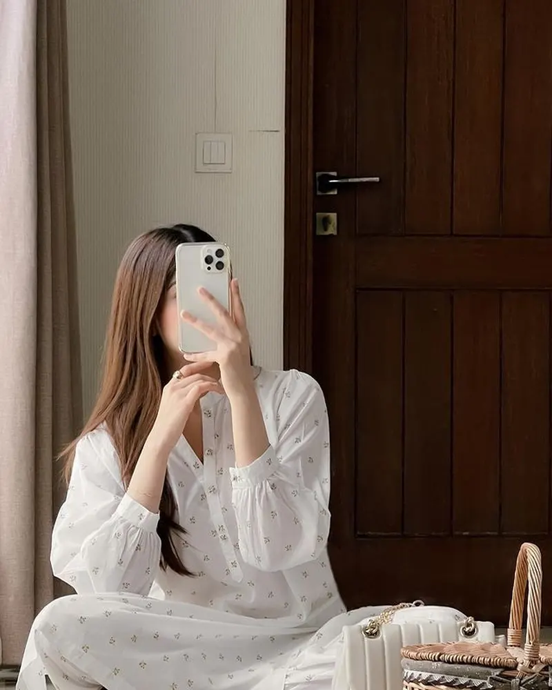 Gái xinh che mặt tạo dáng tự nhiên với điện thoại Gái xinh che mặt tạo dáng tự nhiên với điện thoại