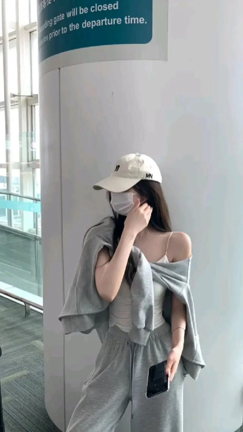 Gái xinh chụp ảnh che mặt đội mũ với phong cách lả lơi Gái xinh chụp ảnh che mặt đội mũ với phong cách lả lơi