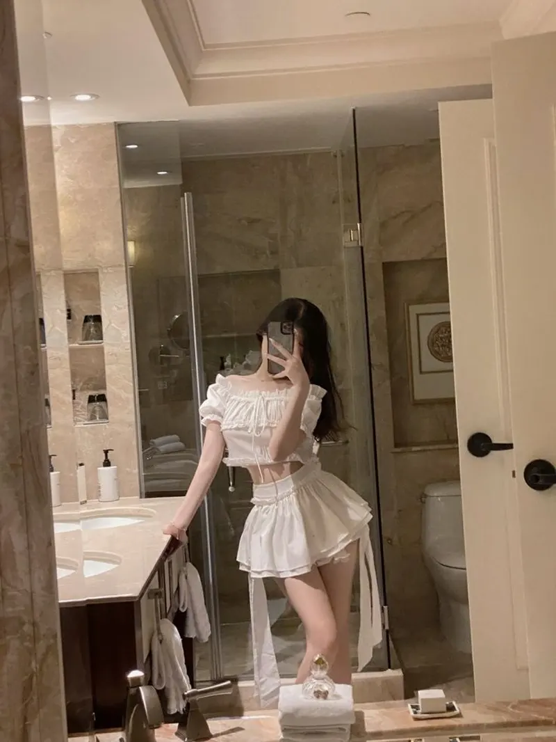 Gái xinh cute mặc váy ngắn che mặt trông thật duyên dáng Gái xinh cute mặc váy ngắn che mặt trông thật duyên dáng