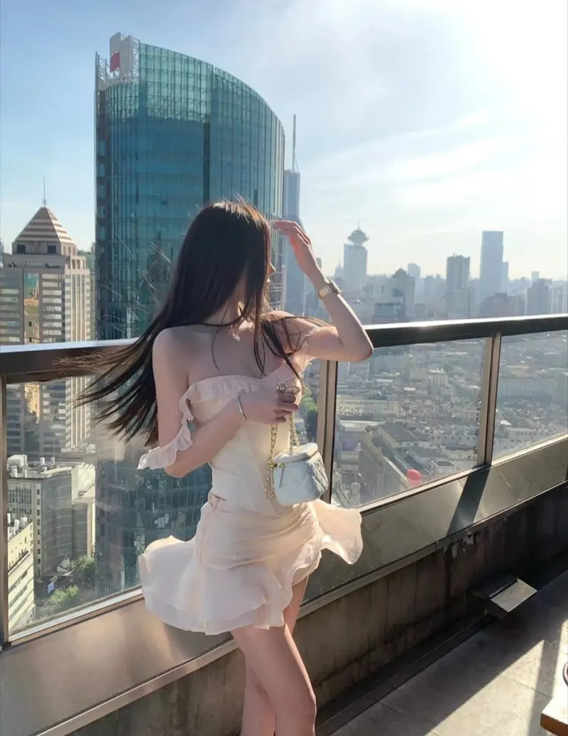 Váy ngắn làm nổi bật nét nữ tính trong ảnh che mặt của gái xinh Váy ngắn làm nổi bật nét nữ tính trong ảnh che mặt của gái xinh