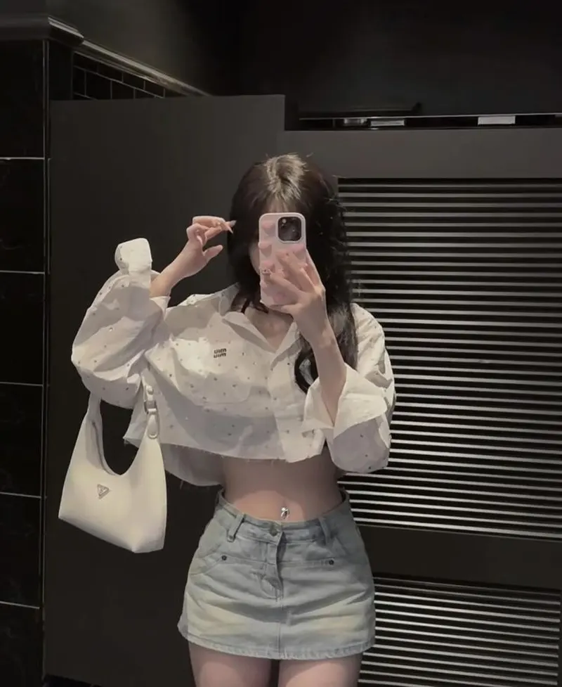 Gái xinh cute che mặt với váy ngắn chụp trước gương Gái xinh cute che mặt với váy ngắn chụp trước gương