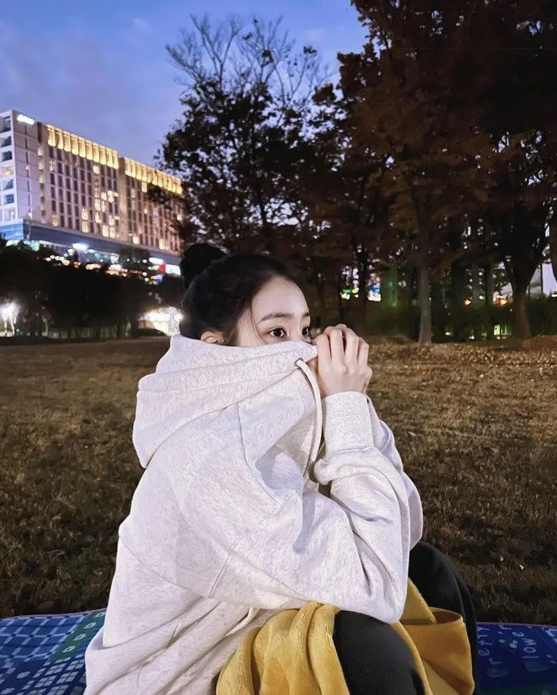 Gái xinh mặc hoodie che mặt, vừa đáng yêu vừa cá tính Gái xinh mặc hoodie che mặt, vừa đáng yêu vừa cá tính