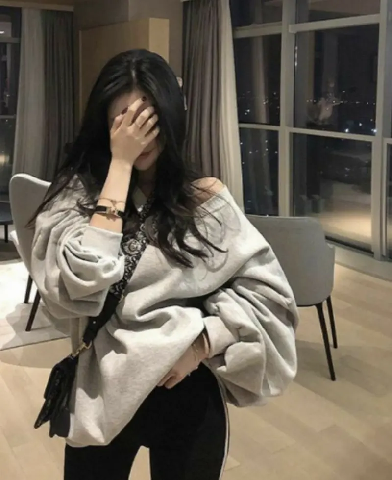 Hoodie giúp gái xinh che mặt toát lên vẻ năng động, hiện đại Hoodie giúp gái xinh che mặt toát lên vẻ năng động, hiện đại