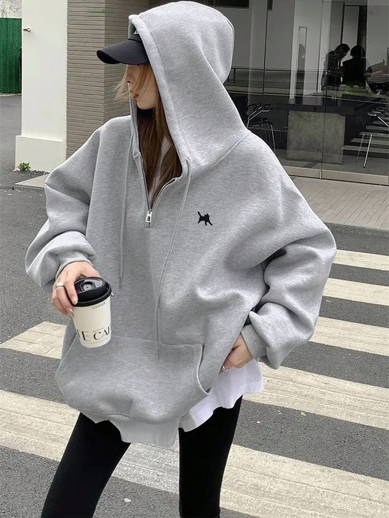 Áo hoodie mang lại nét thoải mái, dễ thương cho gái xinh che mặt Áo hoodie mang lại nét thoải mái, dễ thương cho gái xinh che mặt
