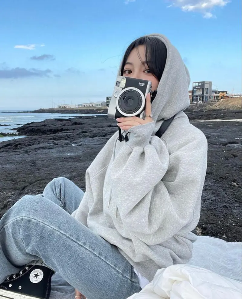 Gái xinh cute che mặt trong áo hoodie đầy năng động Gái xinh cute che mặt trong áo hoodie đầy năng động