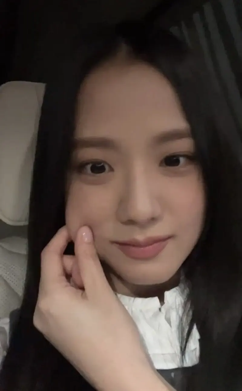 Gây sốt với loạt ảnh Jisoo mặt mộc: Netizen không ngừng tranh luận về nhan sắc thật Gây sốt với loạt ảnh Jisoo mặt mộc: Netizen không ngừng tranh luận về nhan sắc thật