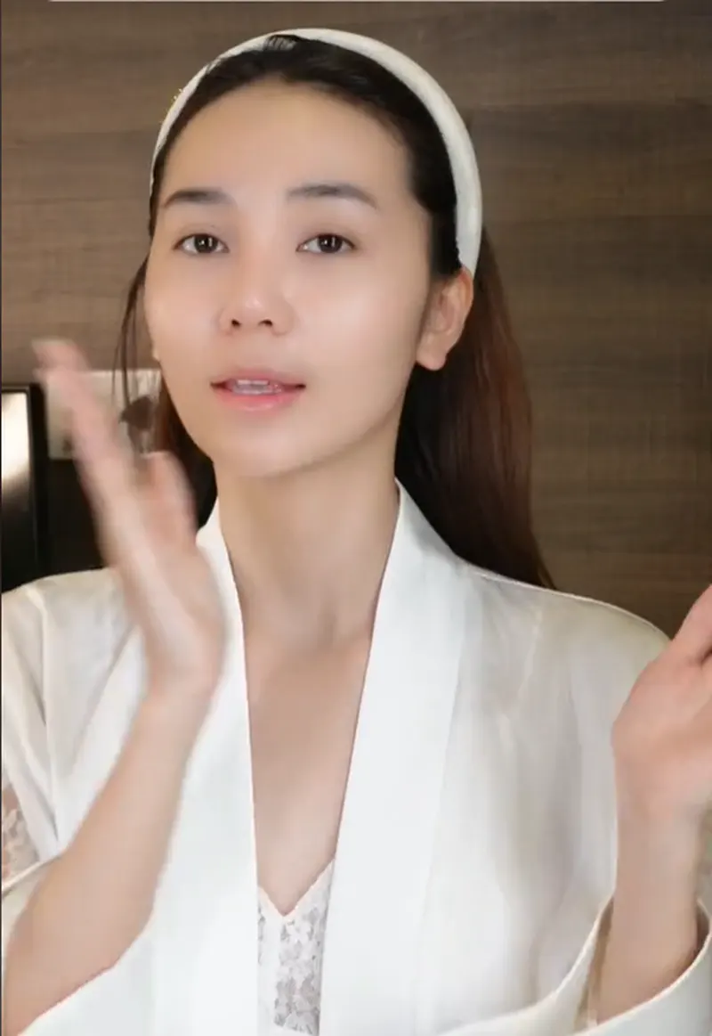 Hoàng Kim Chi mặt mộc khoe nhan sắc tự nhiên, top son cho mặt mộc là bí quyết giúp cô nổi bật Hoàng Kim Chi mặt mộc khoe nhan sắc tự nhiên, top son cho mặt mộc là bí quyết giúp cô nổi bật