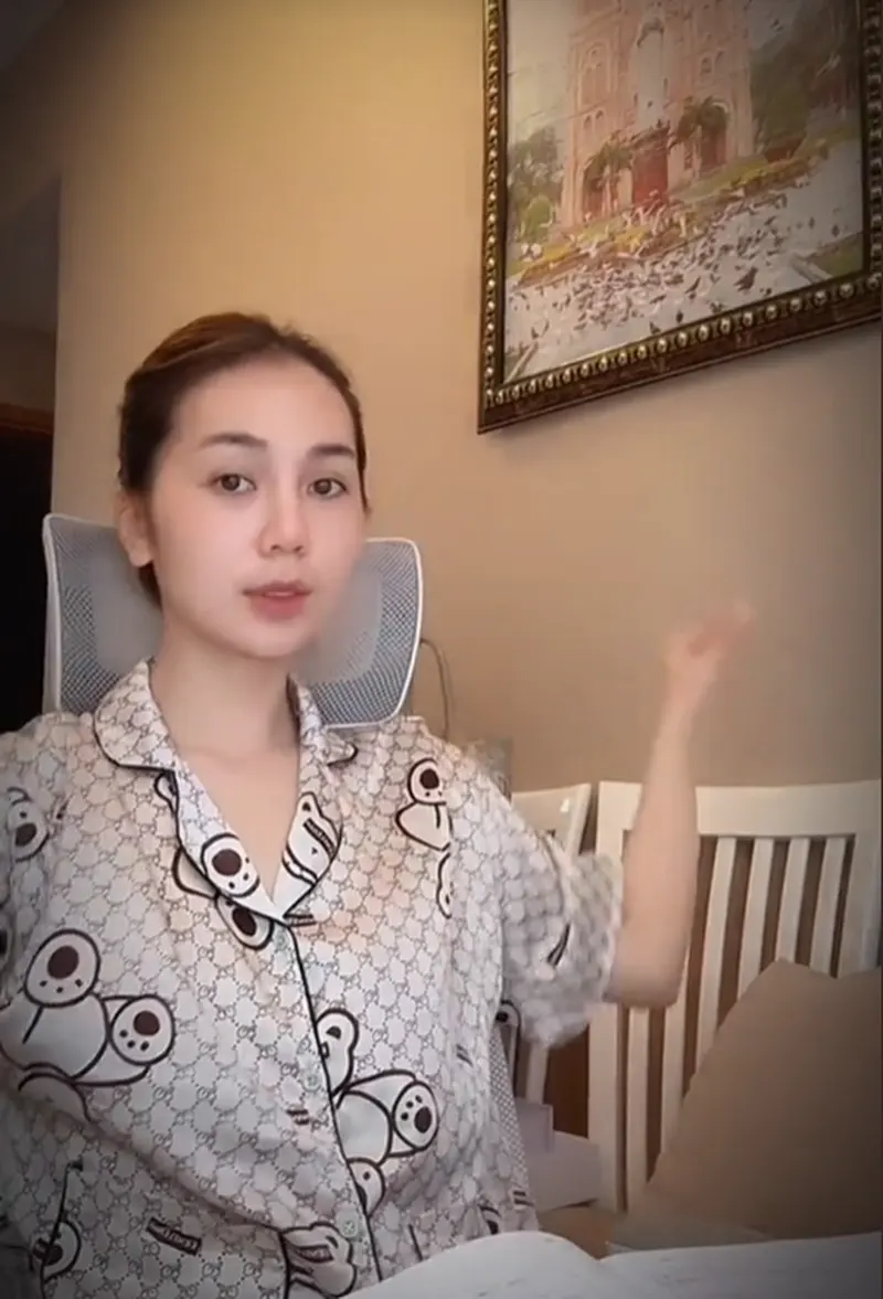 Hoàng Kim Chi mặt mộc và cách chọn son đánh cho mặt mộc da ngăm khiến fan ngỡ ngàng Hoàng Kim Chi mặt mộc và cách chọn son đánh cho mặt mộc da ngăm khiến fan ngỡ ngàng