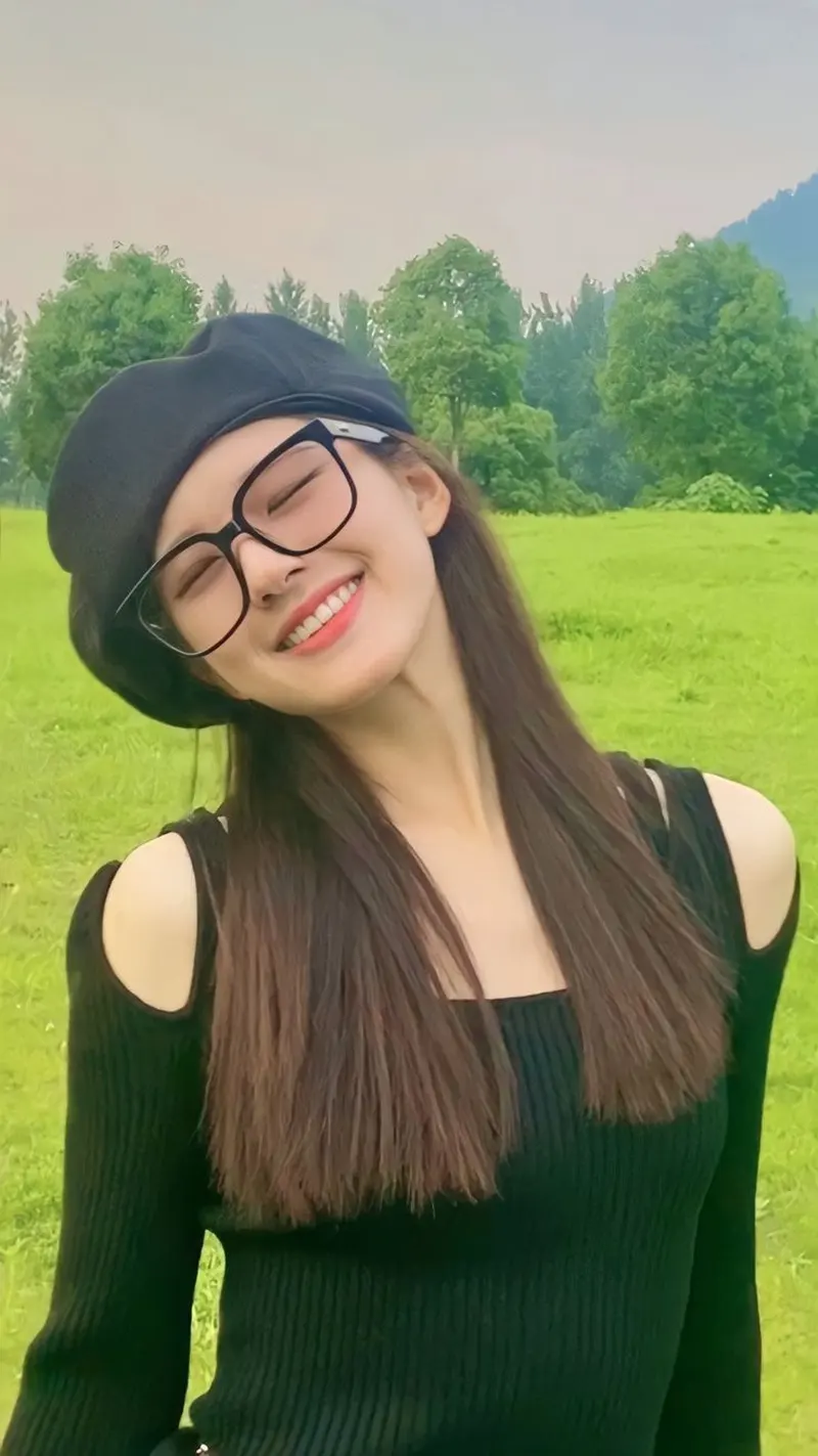 Gái cute tóc ngắn đeo kính cực kỳ cuốn hút Gái cute tóc ngắn đeo kính cực kỳ cuốn hút