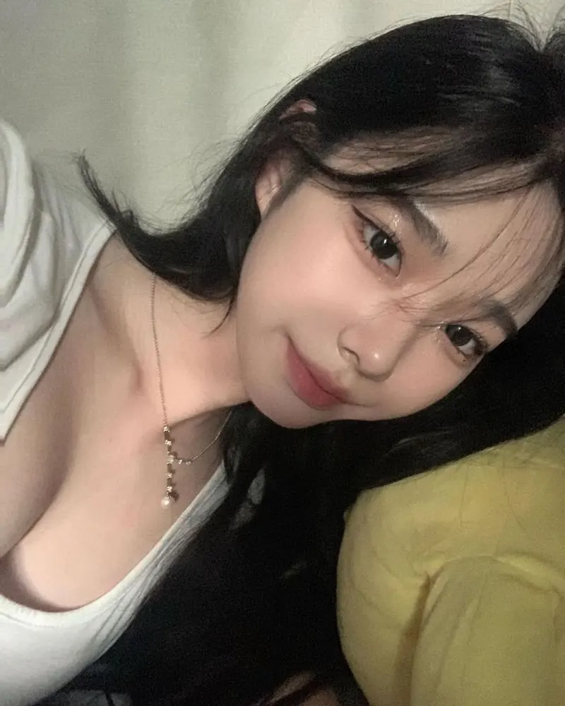 Sự kết hợp quyến rũ và dễ thương của gái cute Sự kết hợp quyến rũ và dễ thương của gái cute