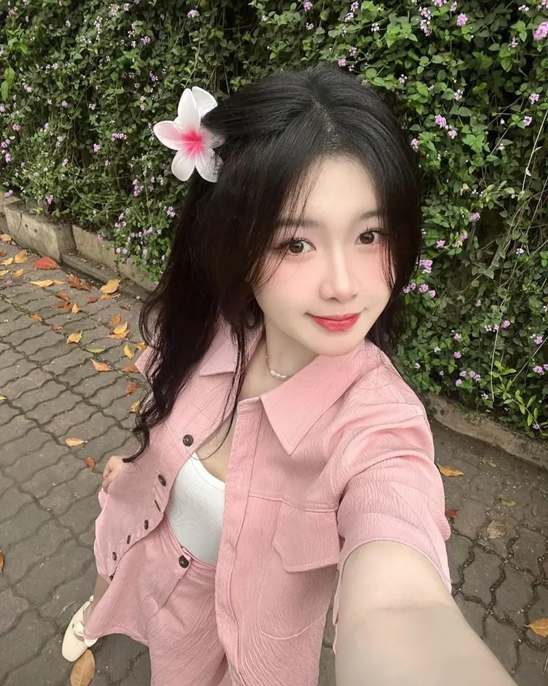 Gái dễ thương cute luôn nổi bật với tóc dài kẹp hoa sứ Gái dễ thương cute luôn nổi bật với tóc dài kẹp hoa sứ