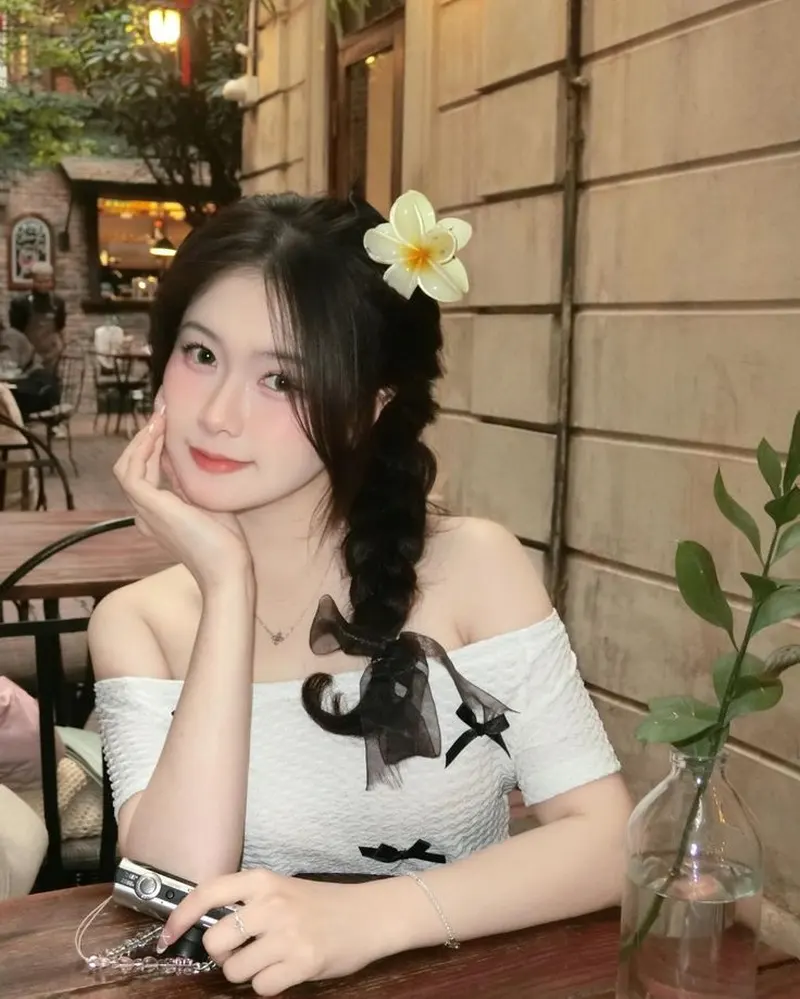 Tóc dài giúp gái cute toát lên vẻ dịu dàng tự nhiên Tóc dài giúp gái cute toát lên vẻ dịu dàng tự nhiên