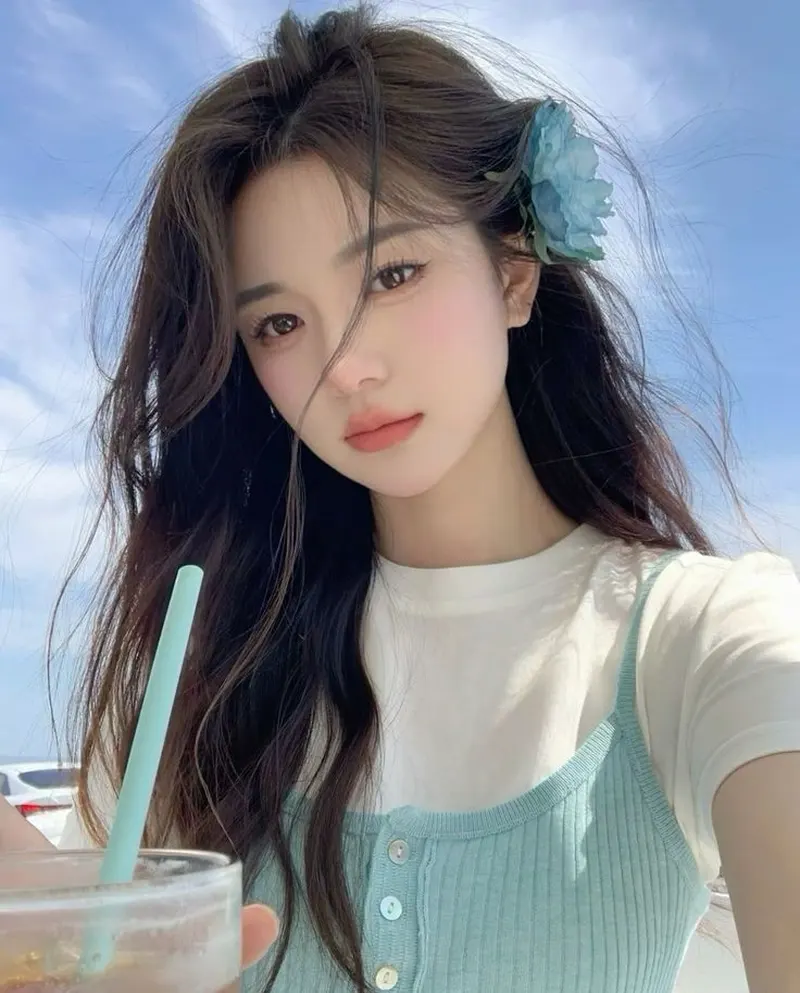 Mái tóc dài buông lơi tạo nét nữ tính cho gái cute Mái tóc dài buông lơi tạo nét nữ tính cho gái cute