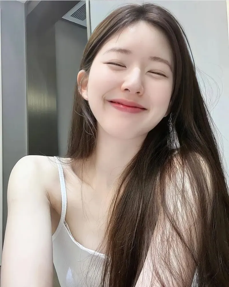 Cô gái cute với nụ cười trong sáng, ngọt ngào Cô gái cute với nụ cười trong sáng, ngọt ngào