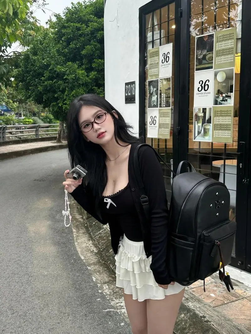 Gái cute đeo kính pha chút với ve đẹp tri thức Gái cute đeo kính pha chút với ve đẹp tri thức