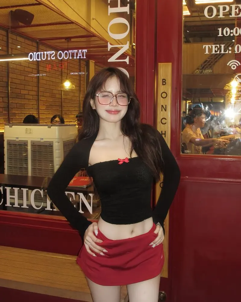 Gái xinh cute đeo kính với vẻ thông minh và đáng yêu Gái xinh cute đeo kính với vẻ thông minh và đáng yêu