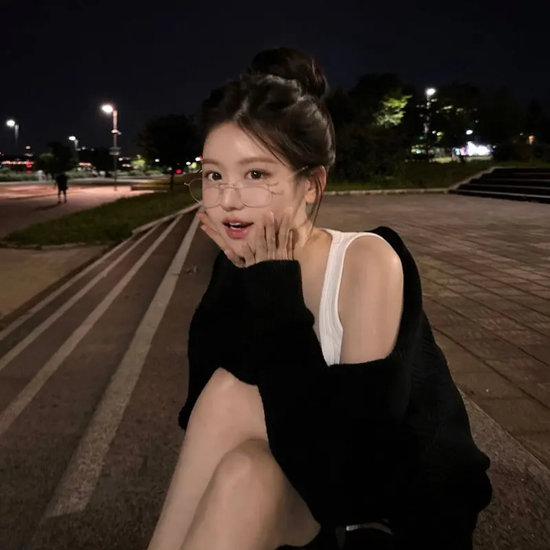 Cặp kính nhẹ làm nổi bật nét dễ thương của gái cute Cặp kính nhẹ làm nổi bật nét dễ thương của gái cute