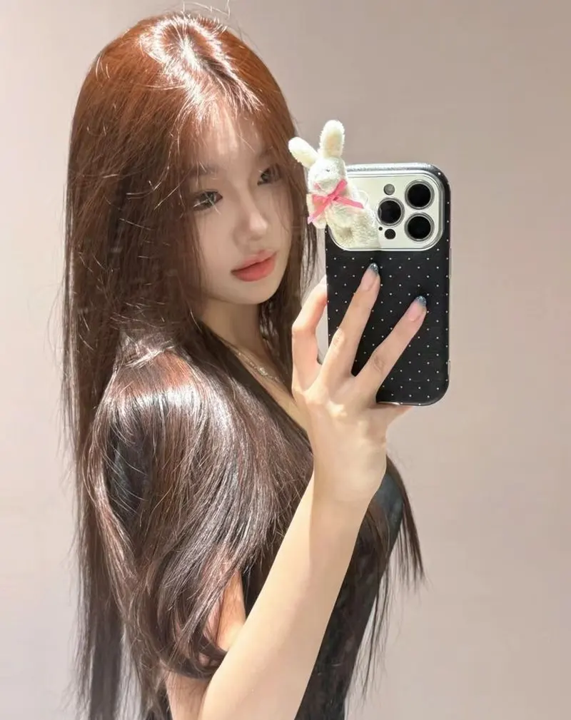Hình ảnh gái cute chụp gương với ốp đen dễ thương Hình ảnh gái cute chụp gương với ốp đen dễ thương