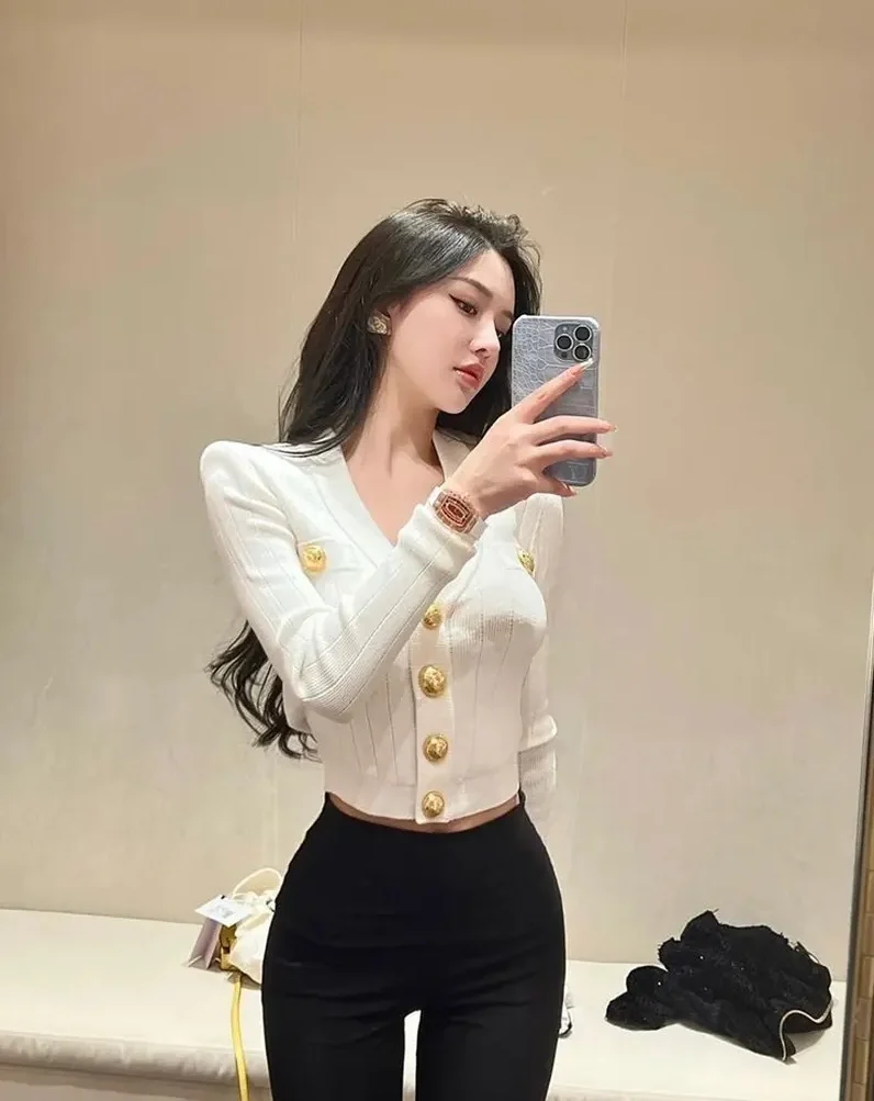 Gương phản chiếu nét dễ thương và sanh choảnh của gái xinh cute Gương phản chiếu nét dễ thương và sanh choảnh của gái xinh cute