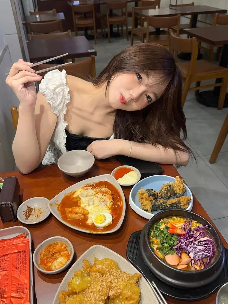 Gái xinh cute tươi tắn trong lúc thưởng thức đồ ăn Gái xinh cute tươi tắn trong lúc thưởng thức đồ ăn