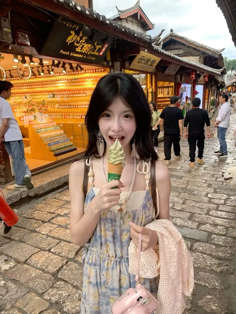 Ảnh gái cute ăn toát lên sự tự nhiên, gần gũi Ảnh gái cute ăn toát lên sự tự nhiên, gần gũi
