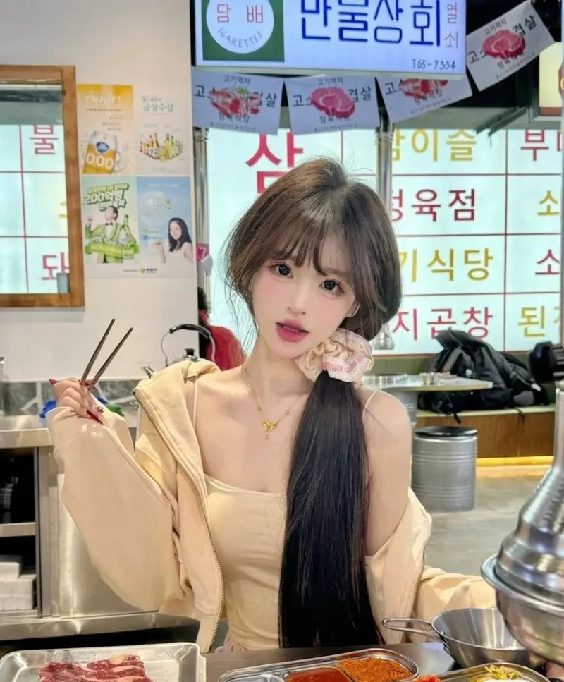 Khoảnh khắc đáng yêu của gái cute khi ăn uống Khoảnh khắc đáng yêu của gái cute khi ăn uống