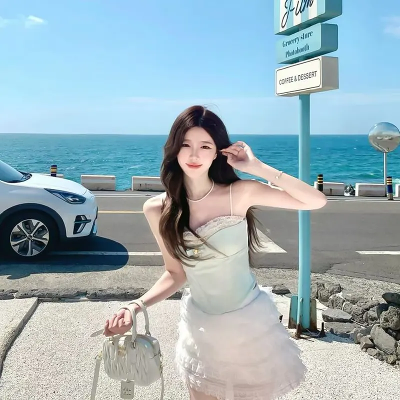 Gái xinh cute tỏa sáng trên nền biển xanh mát Gái xinh cute tỏa sáng trên nền biển xanh mát