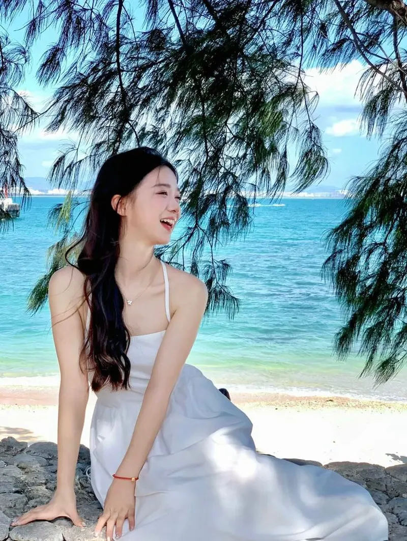 Gái xinh cute tỏa sáng trên nền biển xanh mát Gái xinh cute tỏa sáng trên nền biển xanh mát