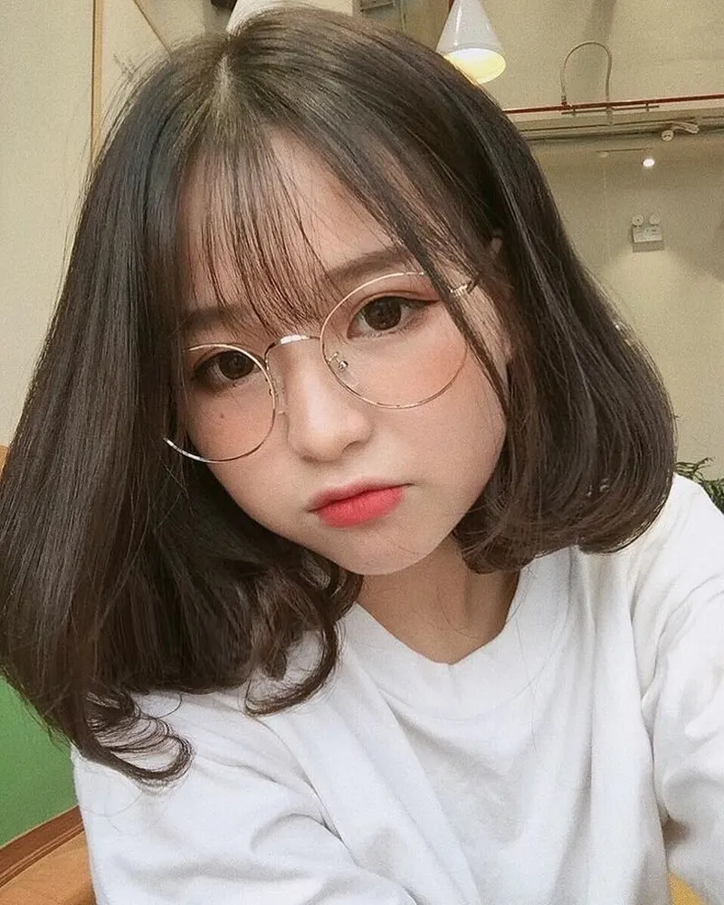 Vẻ thông minh, năng động của con gái cute đeo kính Vẻ thông minh, năng động của con gái cute đeo kính