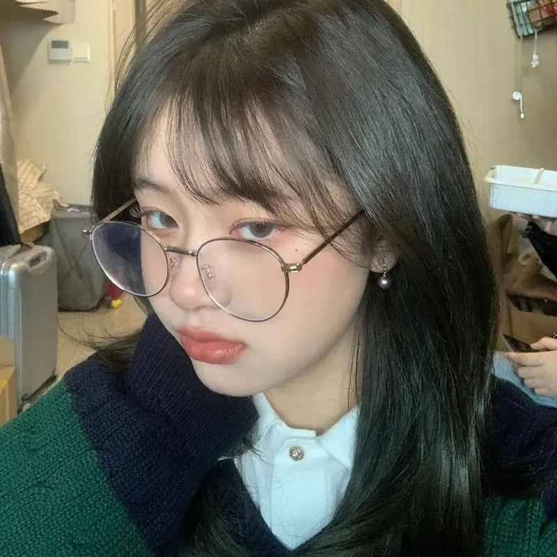 Phong cách hiện đại của gái cute tóc ngắn kính cận Phong cách hiện đại của gái cute tóc ngắn kính cận