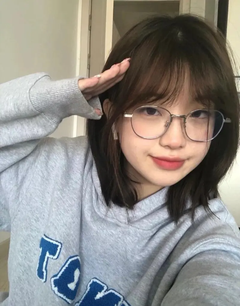 Gái xinh cute với tóc ngắn cá tính và đeo kính Gái xinh cute với tóc ngắn cá tính và đeo kính