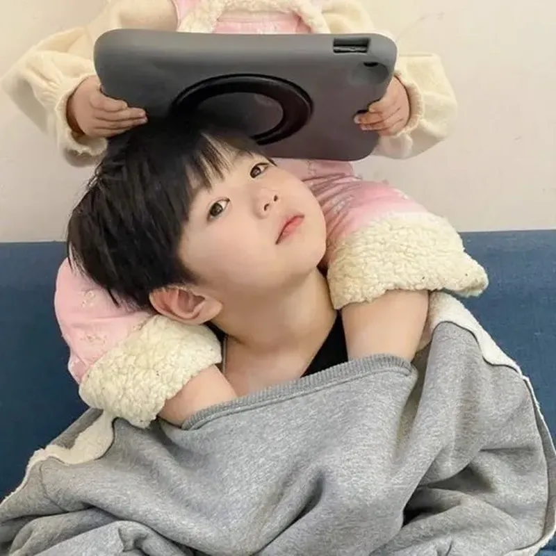 Hình nền em be gái de thương tạo cảm giác gần gũi và thân thiện Hình nền em be gái de thương tạo cảm giác gần gũi và thân thiện