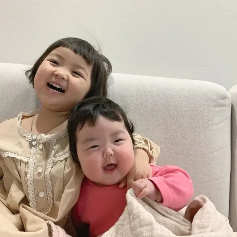 Hinh nền em bé tạo không gian sống động và vui vẻ Hinh nền em bé tạo không gian sống động và vui vẻ