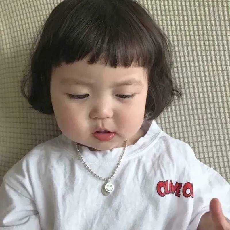 Hình nền cute em bé tạo không gian sống động và vui vẻ Hình nền cute em bé tạo không gian sống động và vui vẻ