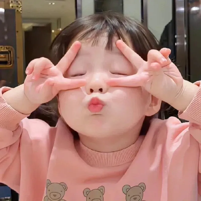Hình nền em bé cute tạo không gian sống động và vui vẻ Hình nền em bé cute tạo không gian sống động và vui vẻ