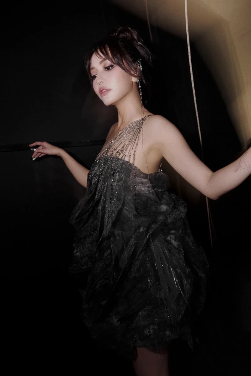 Nâng Chén Tiêu Sầu Bích Phương là một trong những bài hát nổi bật Nâng Chén Tiêu Sầu Bích Phương là một trong những bài hát nổi bật