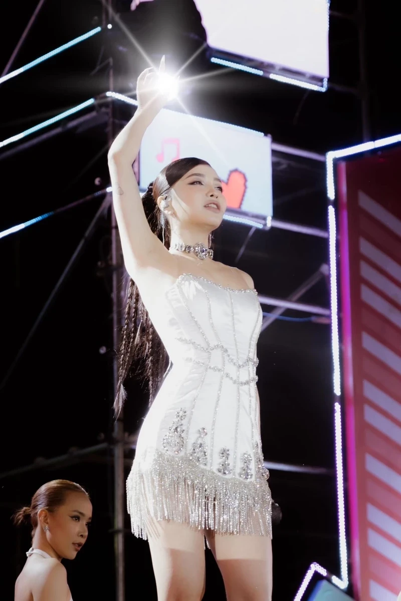 Bích Phương và Tăng Duy Tân là cặp đôi được yêu thích trong âm nhạc Bích Phương và Tăng Duy Tân là cặp đôi được yêu thích trong âm nhạc