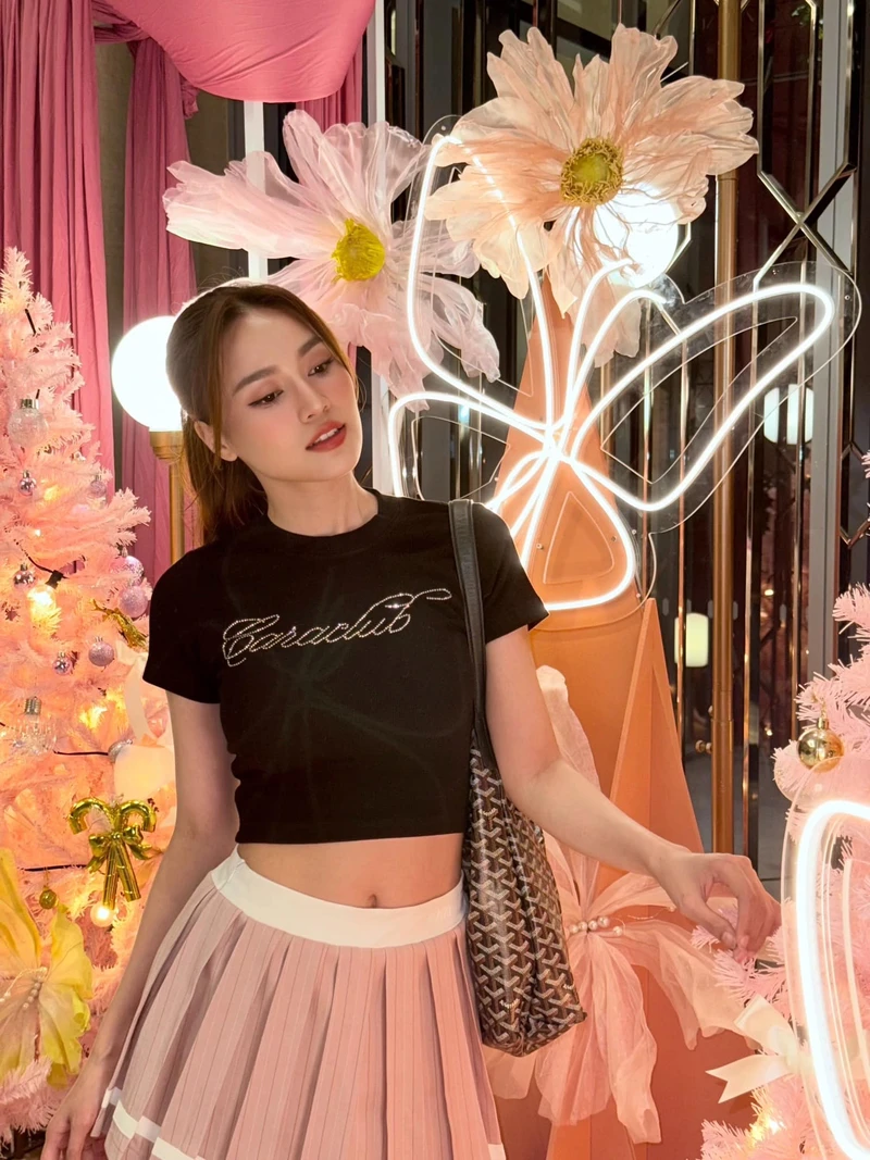 Chi Dân và Ninh Dương Lan Ngọc cùng nhau diện bikini đầy phong cách