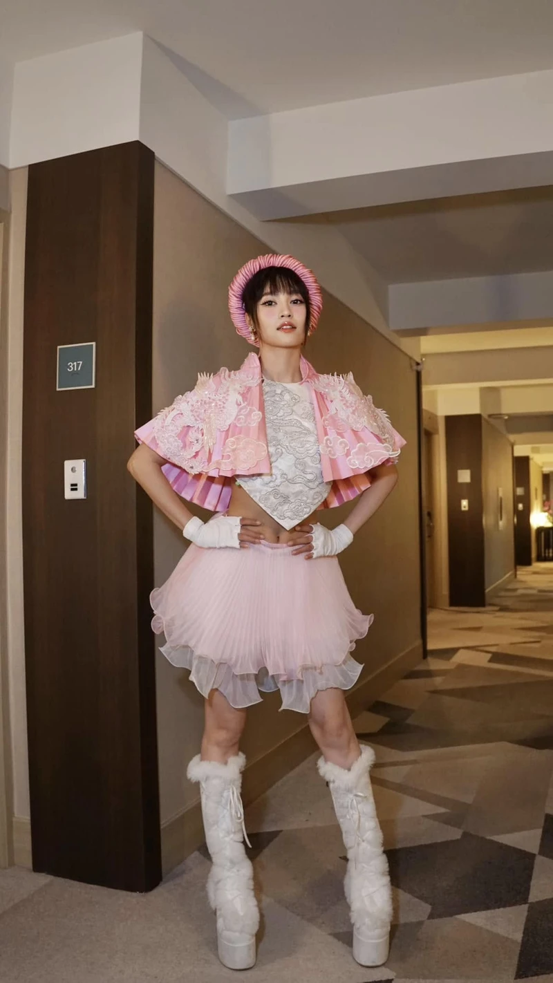 Hình ảnh Ninh Dương Lan Ngọc và Ngô Kiến Huy trong bikini đầy tình cảm