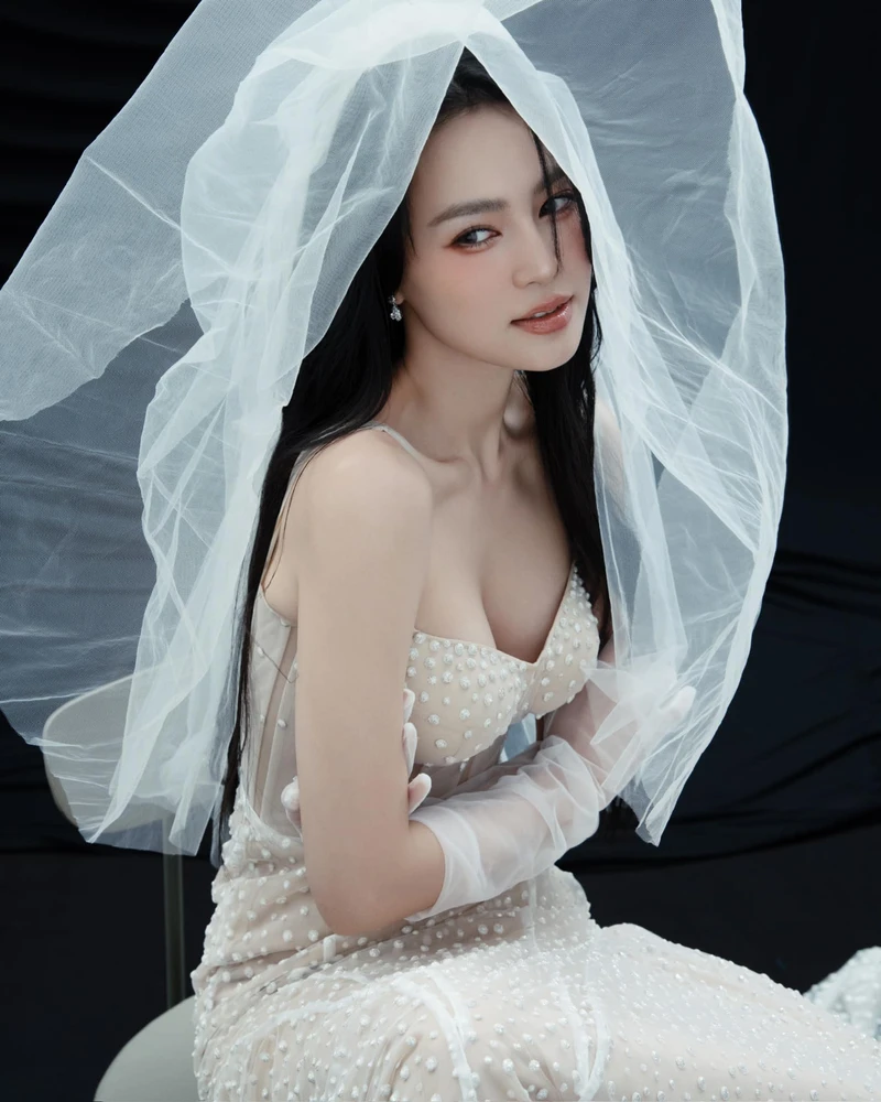 Ninh Dương Lan Ngọc, diễn viên tài năng với phong cách bikini ấn tượng