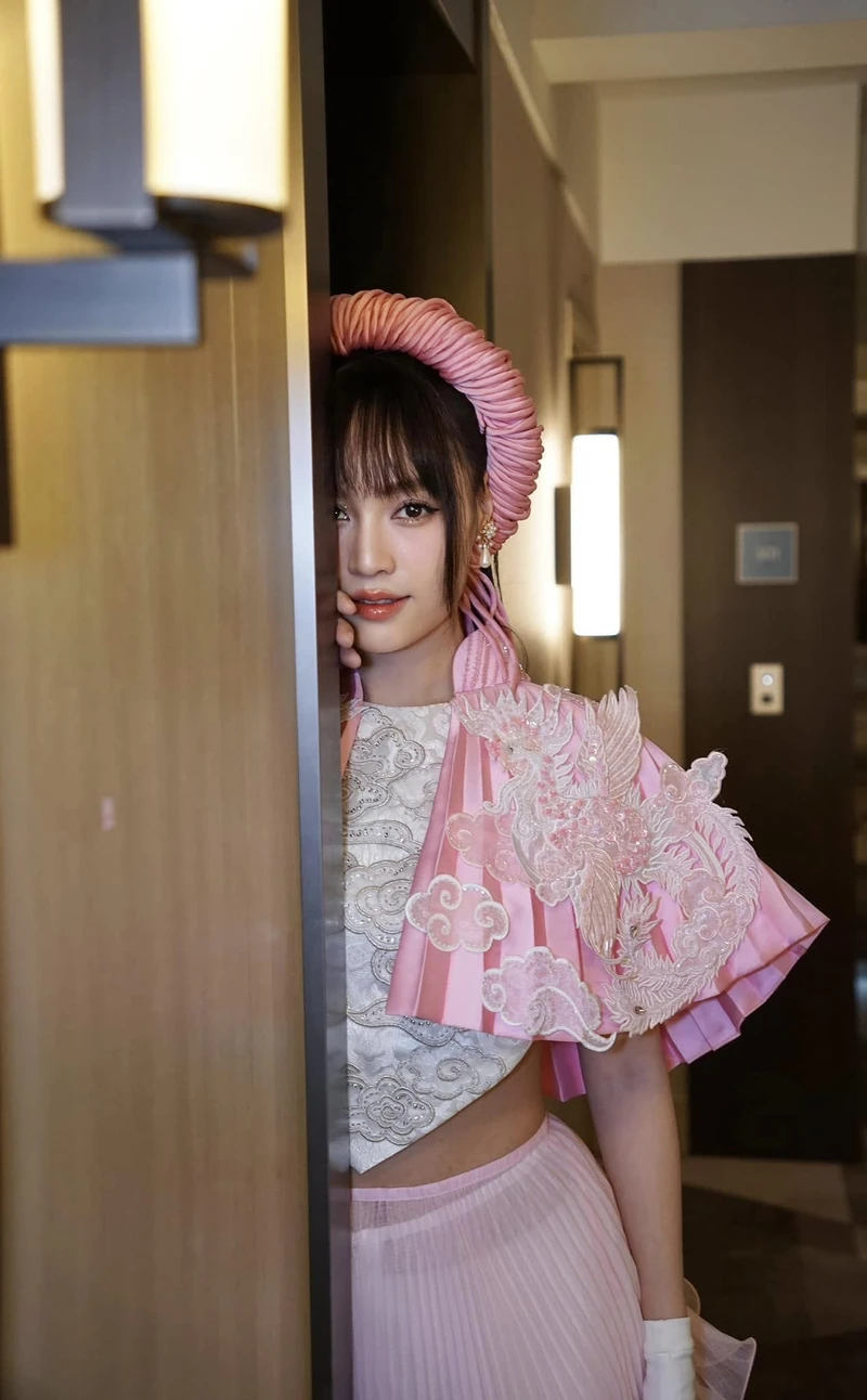 Hình ảnh Ngô Kiến Huy và Ninh Dương Lan Ngọc trong bộ bikini đầy phong cách