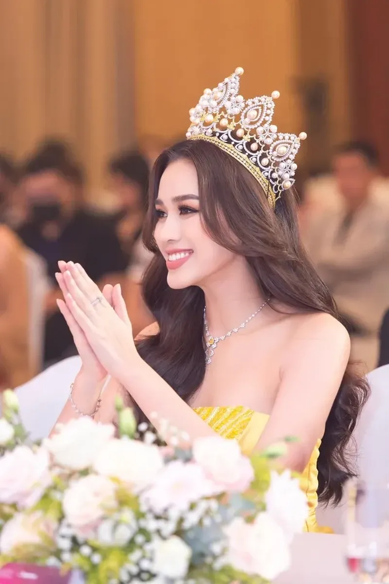 Đỗ Thị Hà và bạn trai tạo cảm giác gần gũi và thân thiện Đỗ Thị Hà và bạn trai tạo cảm giác gần gũi và thân thiện