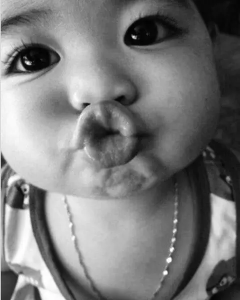 Kiss meme cute dễ thương, nụ hôn đầy tình cảm Kiss meme cute dễ thương, nụ hôn đầy tình cảm