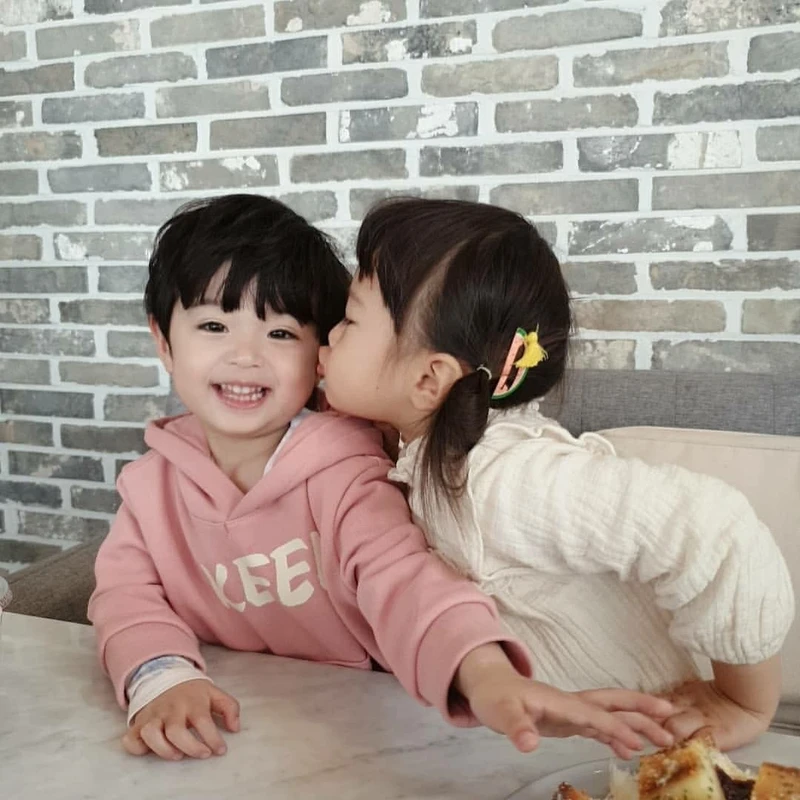 Meme nhẫn cầu hôn lãng mạn, thể hiện tình yêu đẹp tuyệt vời Meme nhẫn cầu hôn lãng mạn, thể hiện tình yêu đẹp tuyệt vời