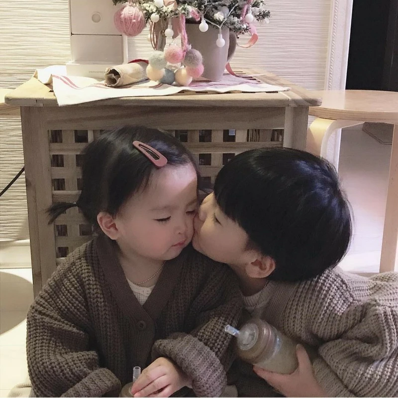 Meme hôn nhau dễ thương, tạo nên những khoảnh khắc tình yêu ngọt ngào Meme hôn nhau dễ thương, tạo nên những khoảnh khắc tình yêu ngọt ngào