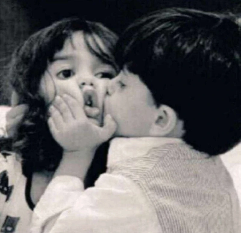 Black man kissing meme siêu dễ thương, thể hiện tình yêu mạnh mẽ Black man kissing meme siêu dễ thương, thể hiện tình yêu mạnh mẽ
